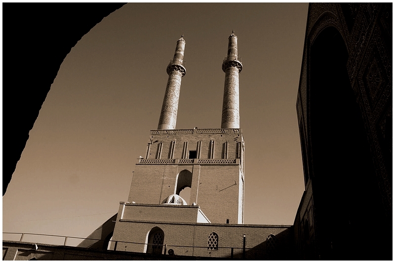 Midi  le canon  les muezzins lachant leur plainte dans la rue