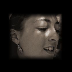 Qu’ieu la sai bona tot aitau | ves son amic en greu loguau. Je sais qu-elle est toute bont-