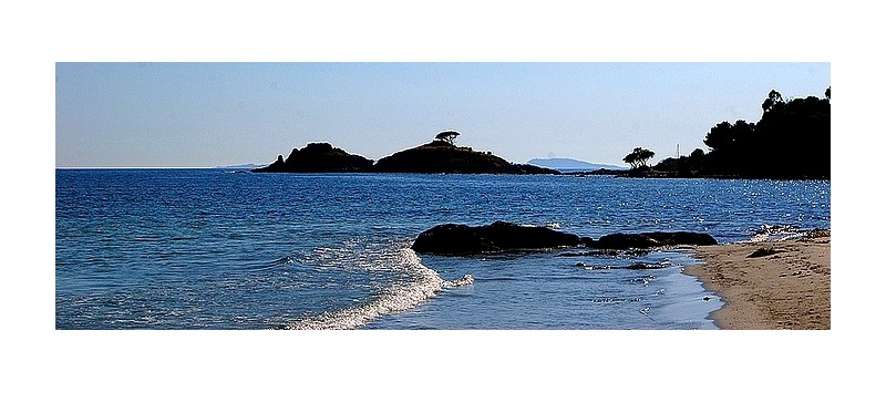 Des -les flottantes se d-posent sur ses hanches