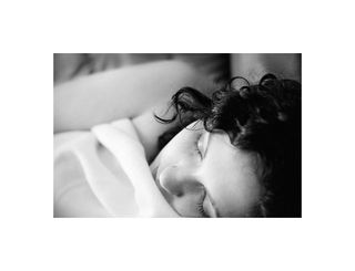 La nuit commence. | Berçant la vie et berçant la mort | Entre les draps. La nuit commence.