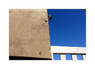 Tu ouvres une brèche | dans l’épaisseur du monde | pour voir glisser le ciel