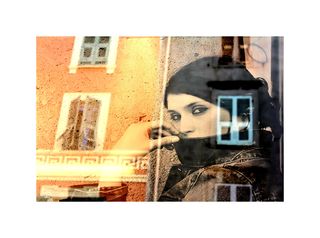 Et je te regarde et ma main part à ta recherche Et je te regarde et ma main part à ta recherche