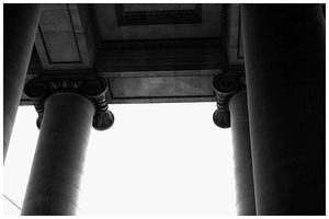 tu tentes de les convoquer sans qu’une lumière annonce leur empire Une lumi-re annonce leur empire