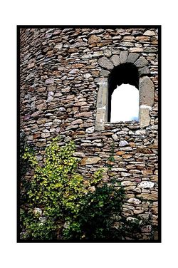 Contre une fen-tre vide