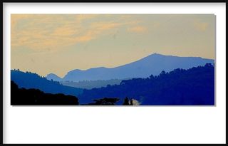 quand cette montagne bleue | nous drosse contre le ciel Cette montagne bleue