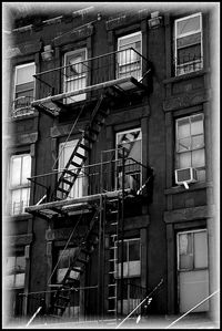 Les échelles d’incendie grimpent aux façades ESCALIER