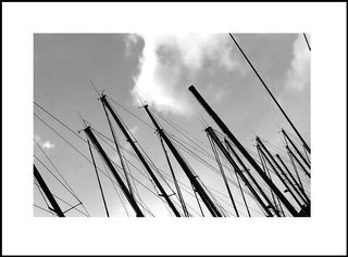 Je compte les mâts | penchés près du rivage. Je compte les mâts penchés près du rivage.