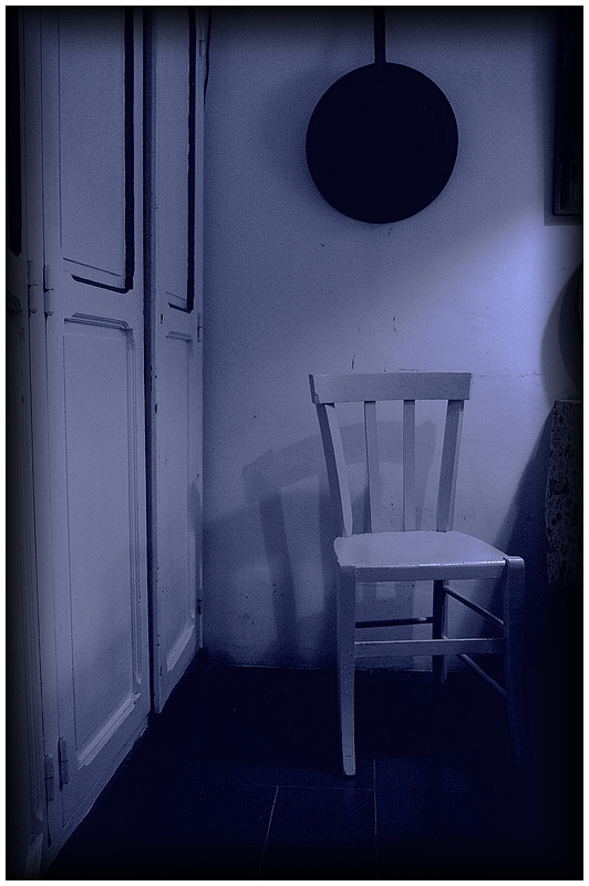 Seule dans sa cuisine elle aime regarder la lune