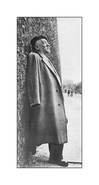 Blaise Cendrars, à la fin de sa vie, appuyé sur le mur de la prison de la Santé Blaise Cendrars à la fin de sa vie