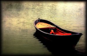 Tu es parti en barque noire au milieu d'une eau lisse Tu es parti en barque noire