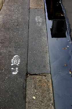 L’éblouissement du trottoir vide L'éblouissement du trottoir vide