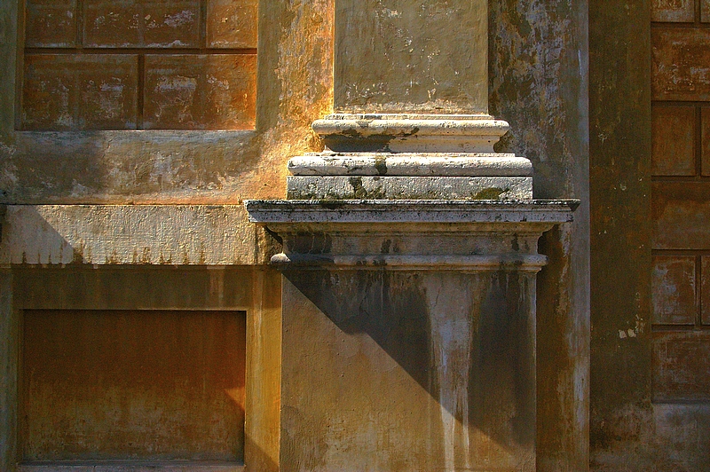 Ocre romain  -  aller du concret à l'abstrait