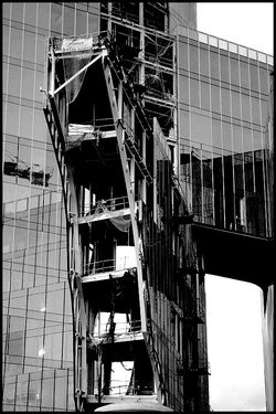 Des projets d'acier dépliés devant l'abîme Des projets d'acier dépliés devant l'abîme