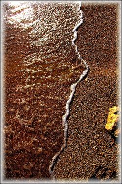 Toi qui touches à la rive | où le vide hurle | ses plus lentes vagues Toi qui touches à la rive