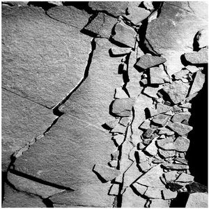 Sur les dalles de pierre