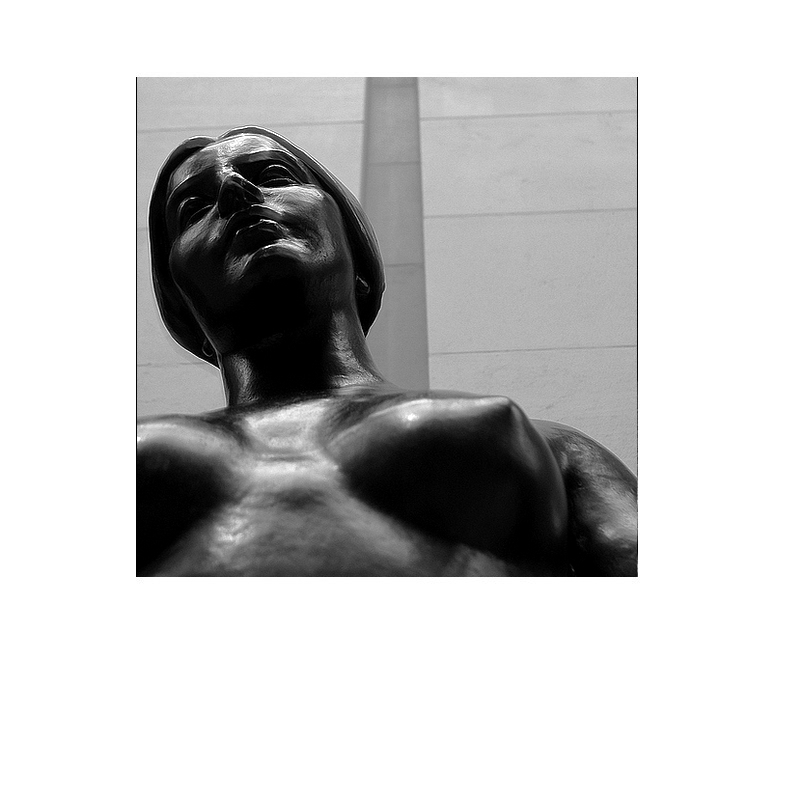 La respiration de la mer semblable au sein d'une jeune fille heureuse