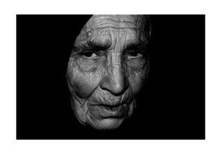 La vieille dame est un peu comme ma grand-mère, perdue. Comme ma grand-mère