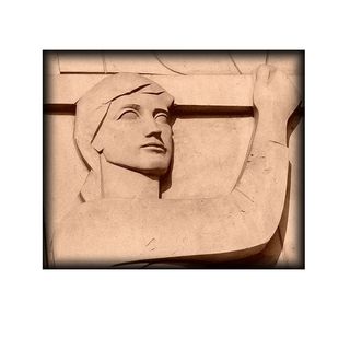 le vent a humé les pierres | et dispersé les nuits brisées | d’une femme au visage d’argile Une femme au visage d'argile