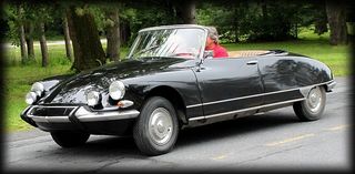 Il laissait courir son cabriolet décapoté sur la longue ligne droite d’une route forestière Il laissait courir son cabriolet décapoté