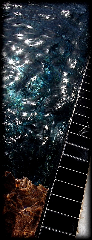 Sur le bord de l'eau bleue qui tremble