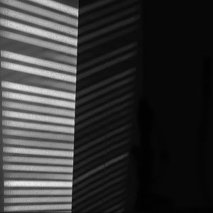 elle construit sa lumière dans l’opposition entre la clarté saisie et la mate obscurité Clarté saisie... mate obscurité