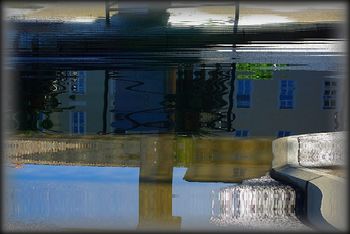 Une histoire glisse au fond des eaux Une histoire glisse au fond des eaux