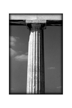 Voici la fière colonne dorique.