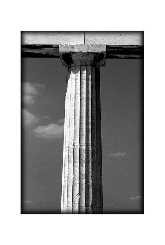 Voici la fière colonne dorique.