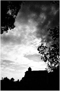 Et si le poème, c’était plus simplement ce qui reste en souffrance dans la déchirure du ciel Griffure