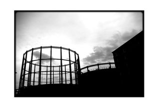 En contrebas des songes déjà s’éveillaient les moteurs