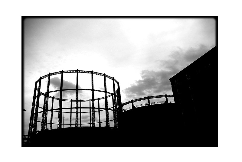 En contrebas des songes déjà s’éveillaient les moteurs