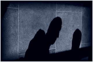 Quelqu'un projette son ombre sur le mur de ma chambre.