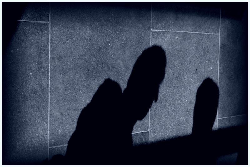 Quelqu'un projette son ombre sur le mur de ma chambre.
