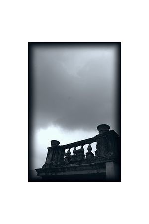 Théâtre du monde qui donne à entrevoir un univers disparu Le temps en pièces dans ses mains A