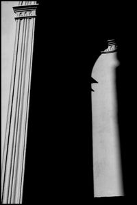 Et lentement | au profond de la nuit | les murs s'élèvent Et lentement au profond de la nuit les murs s'élèvent