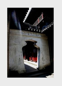 Ce grand soleil donne comme une ombre allongée