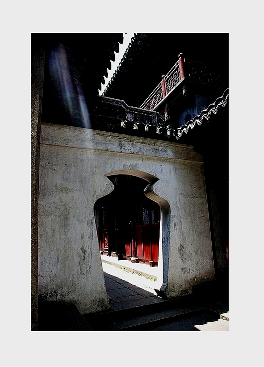 Ce grand soleil donne comme une ombre allongée