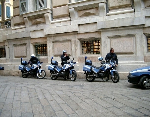 Cette serve Italie forzitaliénée . Genova 2005