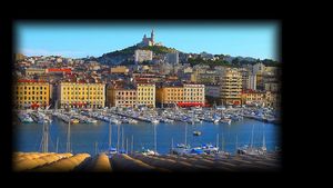 Sa voix d'Algérienne à l'accent marseillais. Sa voix d'Algérienne à l'accent marseillais.