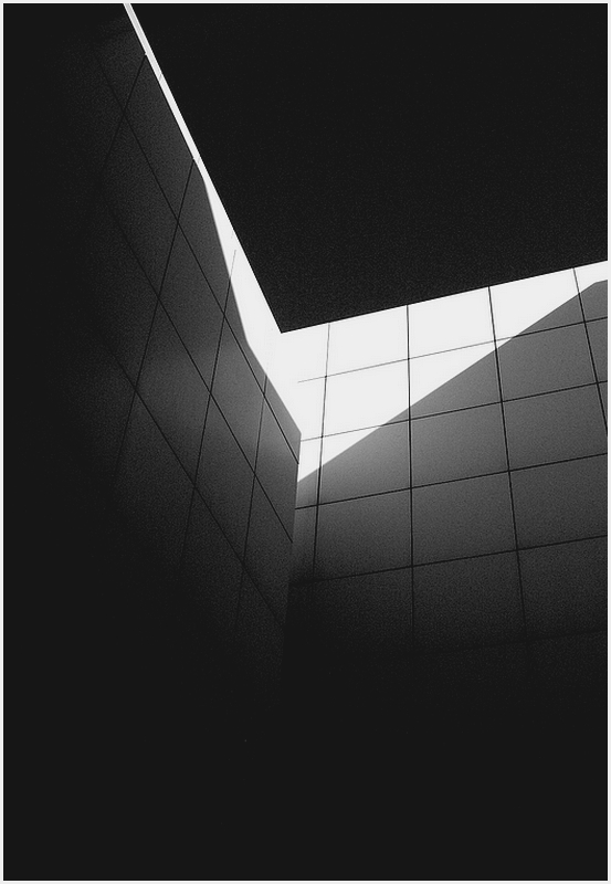 La place vide, laissée vacante, signale l’absence