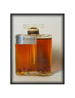 Le poème est une terre indistincte, où mars | est aussi prometteur que novembre et où les feuilles | sentent «Platino de Dana*» dans la penderie maternelle. Parfum Platino de Dana