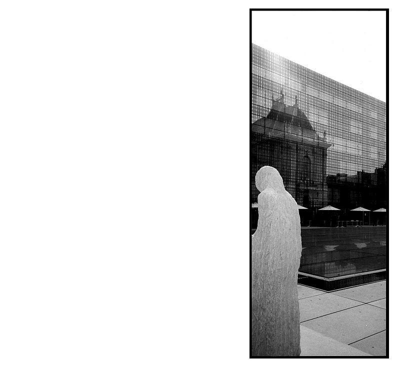 Un cheminement, dans  une ville du Nord