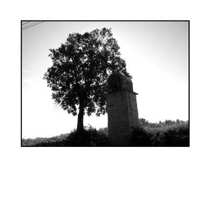 Nous gardons souvenir d’affections anciennes | D’ombres où le sommeil renouvelle le souffle Nous gardons souvenir d’affections anciennes