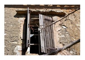 Brodées du silence des mots, les lucarnes s’ouvrent côté ombre, côté soleil Lucarnes