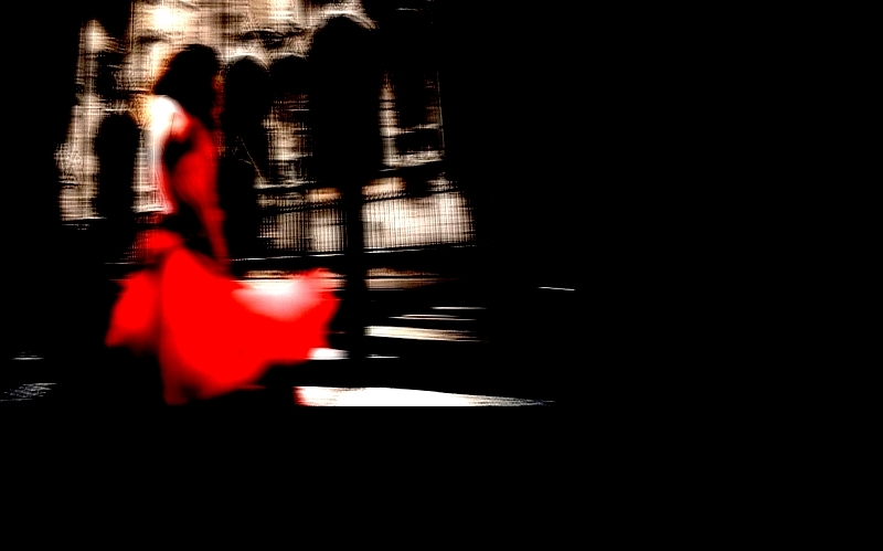 Une robe rêvée rouge avec dans l'oil ma lumière d'hier quand il faisait noir