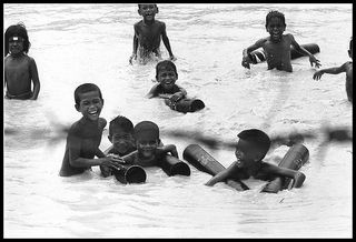 Cambodge-enfants-nageant-dans-le-mekong