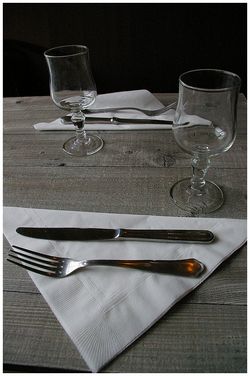 Et j’ai bu des liqueurs furieuses | pour transmuer les visages | en un ange, en verres vides. Verres vides