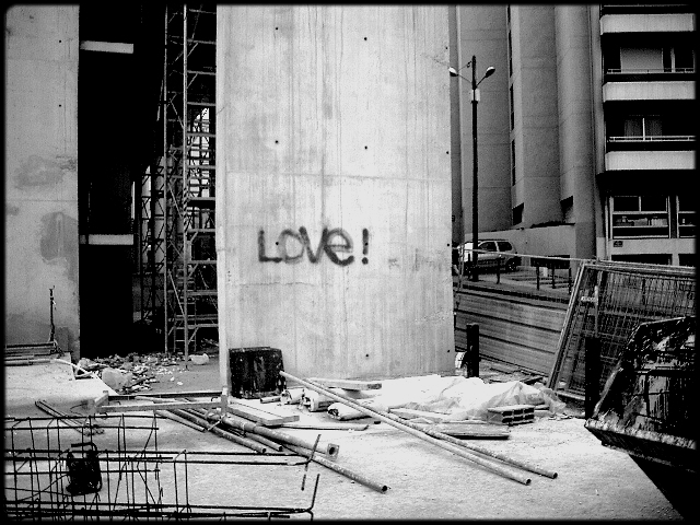Mais le silence pèse lourd avec le vide