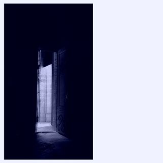 Je pourrais fermer la porte. Vous entendez toujours des pas dans le couloir. Mais cela n’existe pas. Je pourrais fermer la porte.