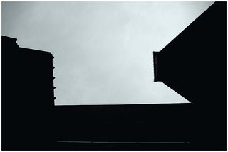 Laisse l’innocence et reviens à l’obscurité, laisse la rencontre et reviens à la lumière. Laisse l’innocence et reviens à l’obscurité, laisse | la rencontre et reviens à la lumière.